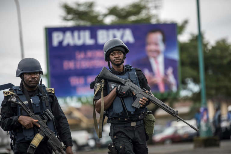 Des gendarmes camerounais en patrouille à Buea le 3 octobre 2018