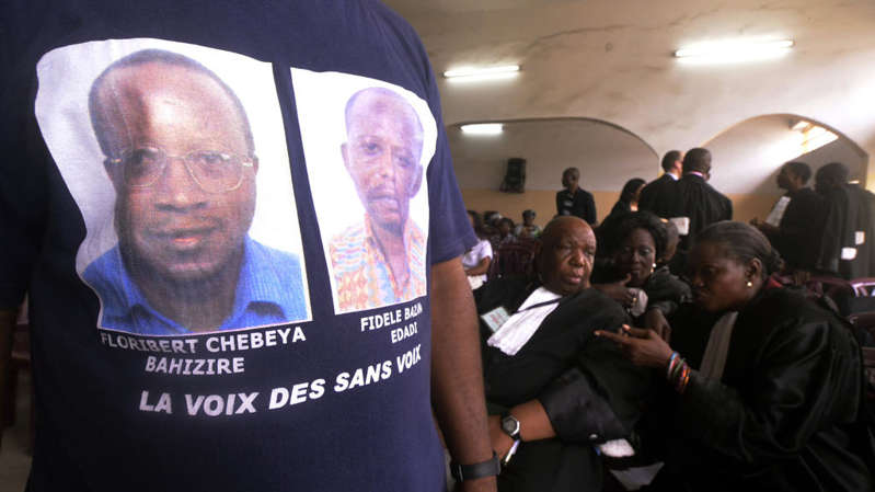 &copyAFP PHOTO / JUNIOR D. KANNAH: Un homme avec un t-shirt avec les portraits de Floribert Chebeya et Fidèle Bazana, militants des droits de l'Homme tués en juin 2010.